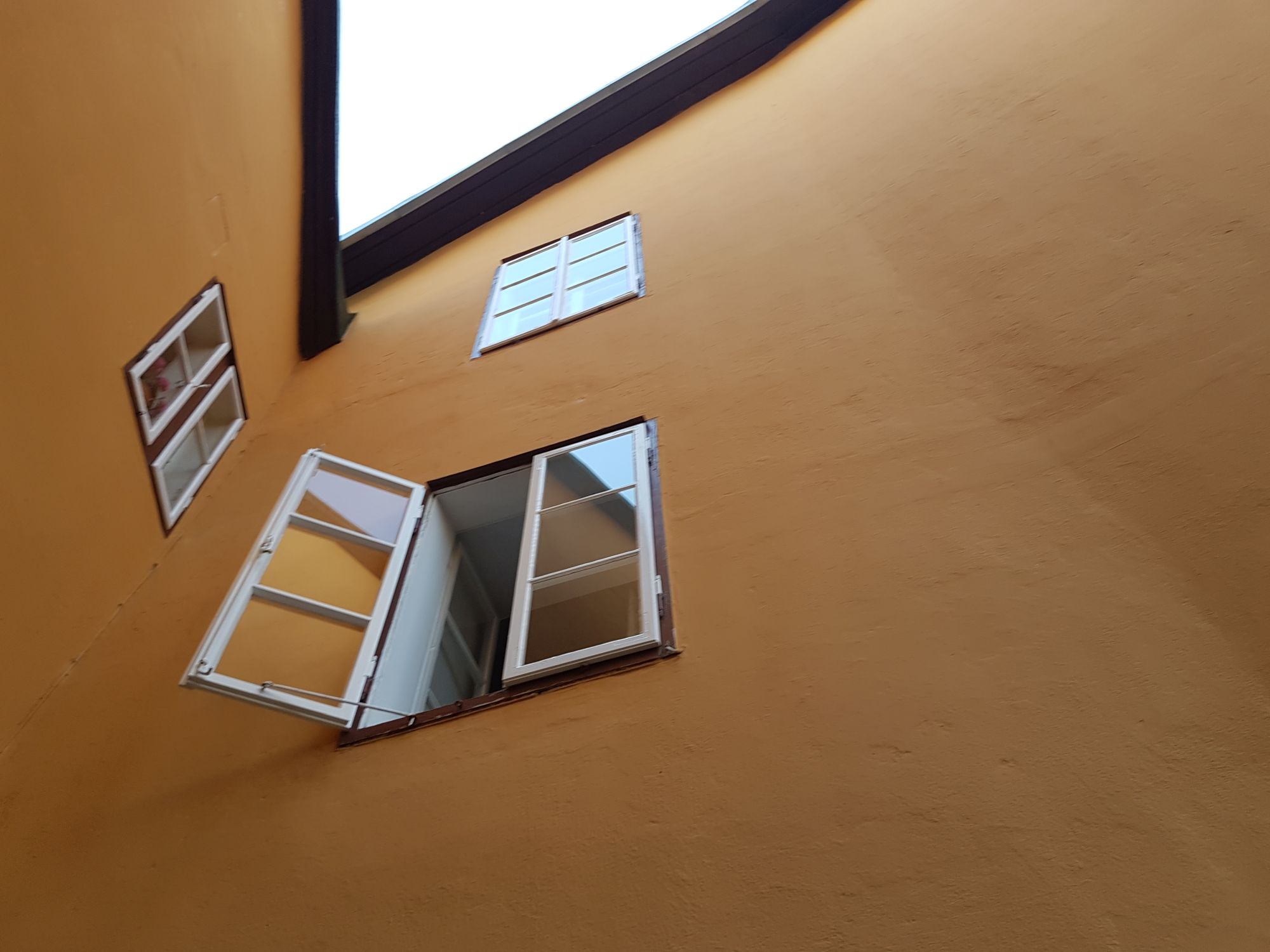 kapfenberg bez bruck murzzuschlag kind bei sturz aus dem fenster schwer verletzt regionews at